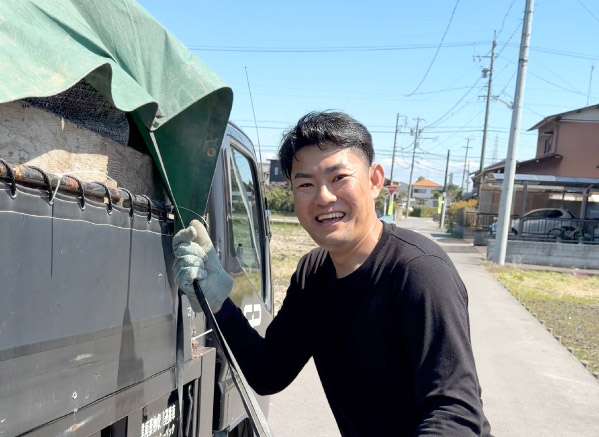 トラックの荷台で作業するスタッフ